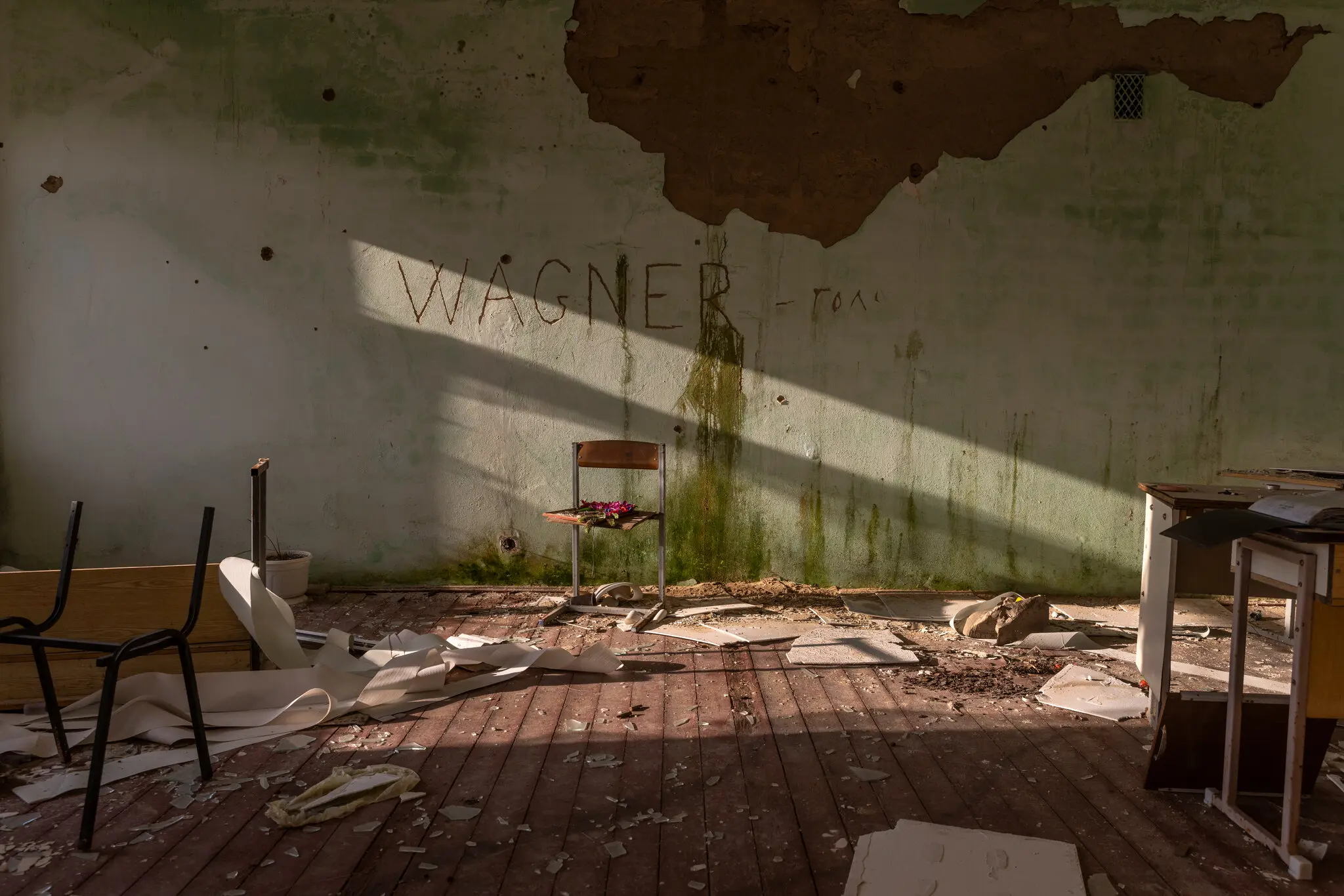 Класна кімната школи на Херсонщині, яка під час окупації міста була позицією російських військових, поки восени її не повернули українські війська